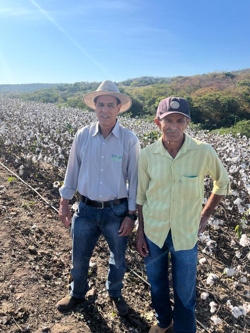 Produtor João Lopes com Milton Oliveira, técnico da EmaterCrédito: Seapa / Divulgação