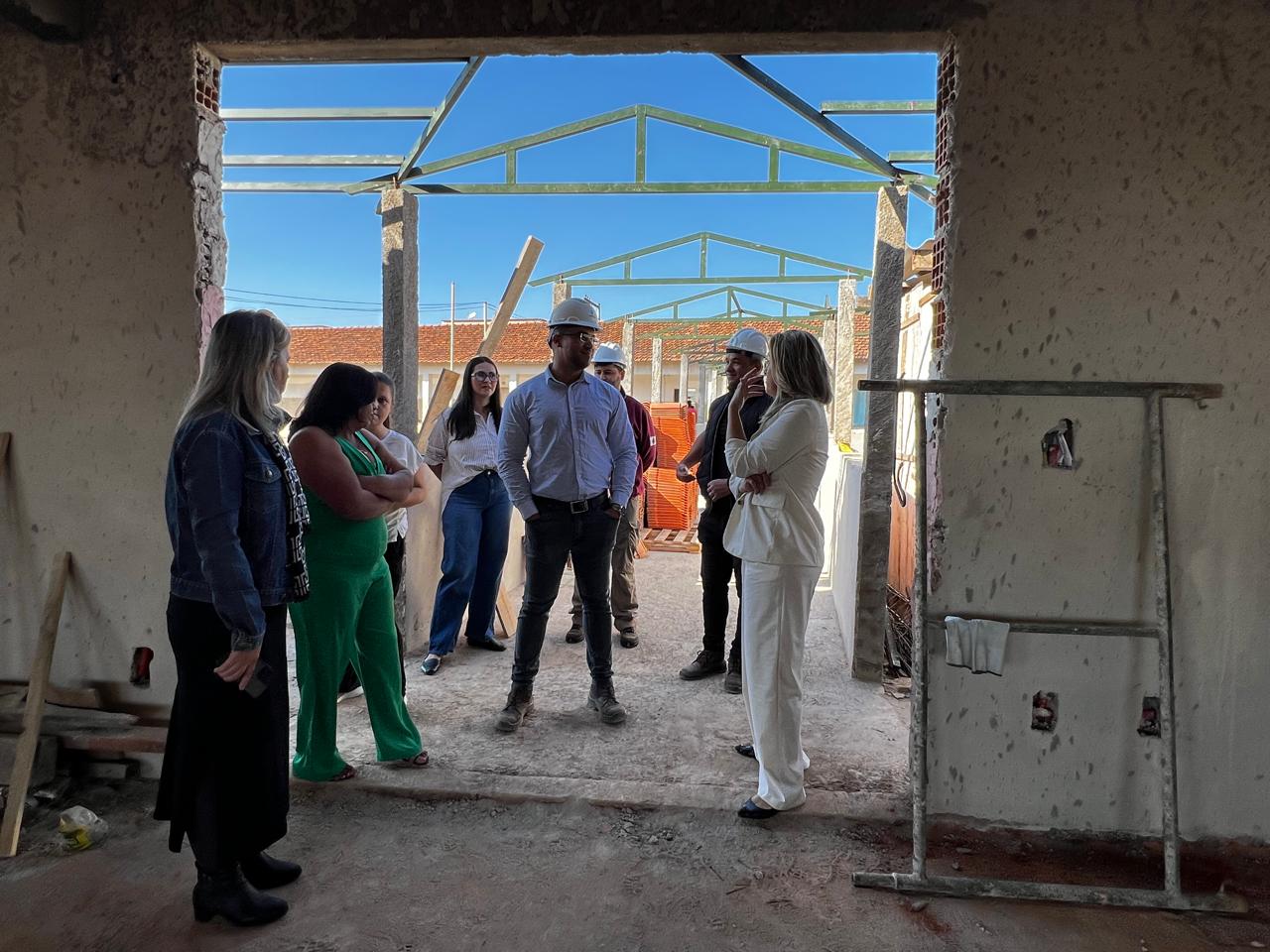 Secretaria de Educação vistoria obras em escolas estaduais no município de Bom Sucesso 